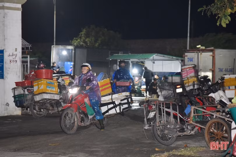 Tàu thuyền nằm bờ, các trung tâm mua bán hải sản lớn của Hà Tĩnh vẫn không thiếu nguồn cung