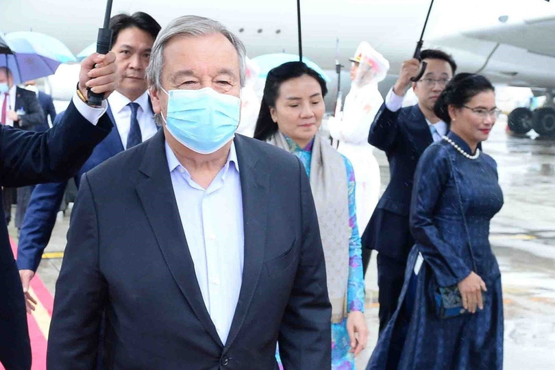 Tổng thư ký Liên Hợp Quốc Antonio Guterres tại sân bay Nội Bài. Ảnh: Minh Đức/TTXVN . Tổng thư ký Liên Hợp Quốc tới Hà Nội, bắt đầu chuyến thăm chính thức
