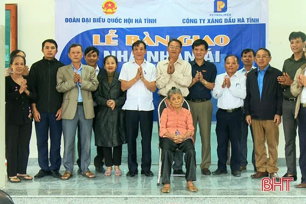 Bàn giao nhà nhân ái cho hộ nghèo ở TP Hà Tĩnh