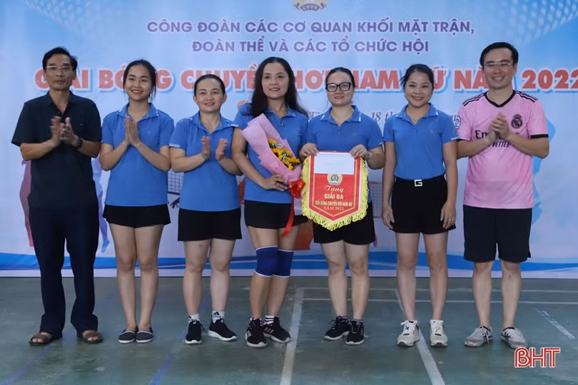 Liên đoàn Lao động tỉnh vô địch giải bóng chuyền hơi khối mặt trận, đoàn thể 