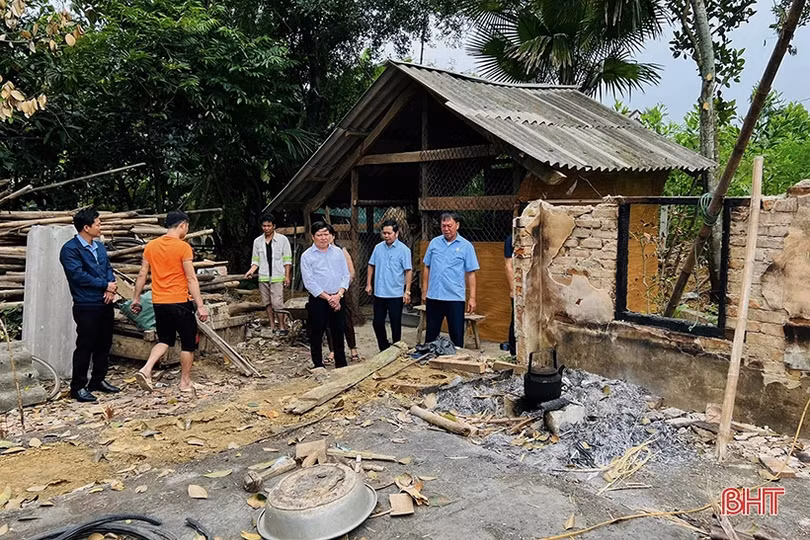 Lãnh đạo Hương Sơn thăm hỏi, động viên gia đình bị hoả hoạn trong đêm
