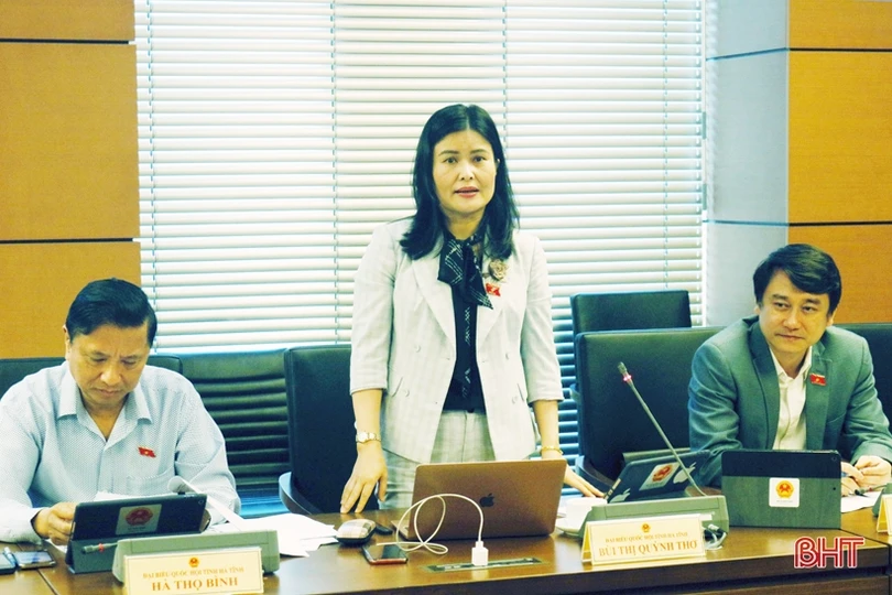 Trưởng đoàn ĐBQH Hà Tĩnh điều hành phiên thảo luận tổ về tình hình kinh tế, ngân sách