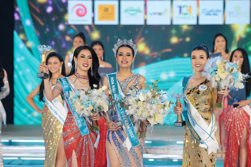 Chỉ một đêm thêm hai tân hoa hậu