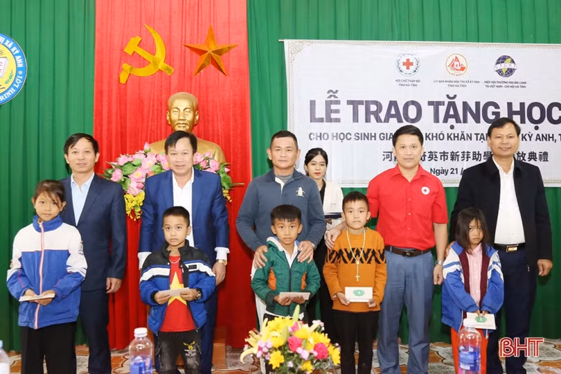 Thị xã Kỳ Anh: 136 học sinh khó khăn được trao tặng học phí