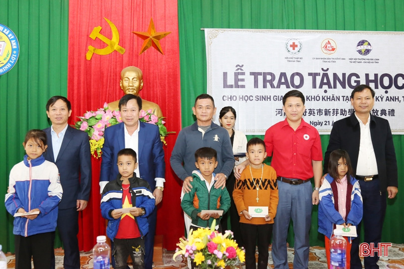 Thị xã Kỳ Anh: 136 học sinh khó khăn được trao tặng học phí