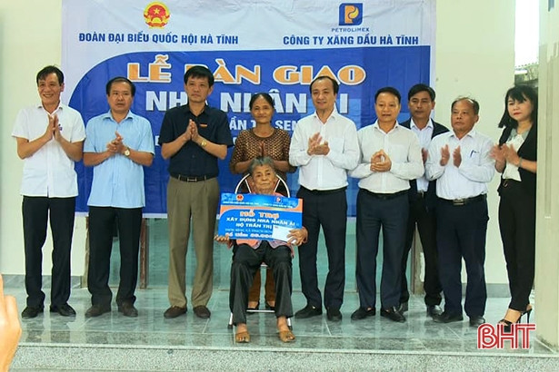 Bàn giao nhà nhân ái cho hộ nghèo ở TP Hà Tĩnh