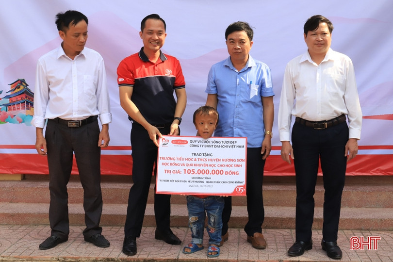 Bảo hiểm nhân thọ Dai-ichi trao 300 suất quà cho người dân Hương Sơn
