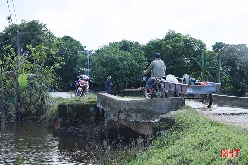 Biết cầu “rệu rã” vẫn buộc phải... đi qua!