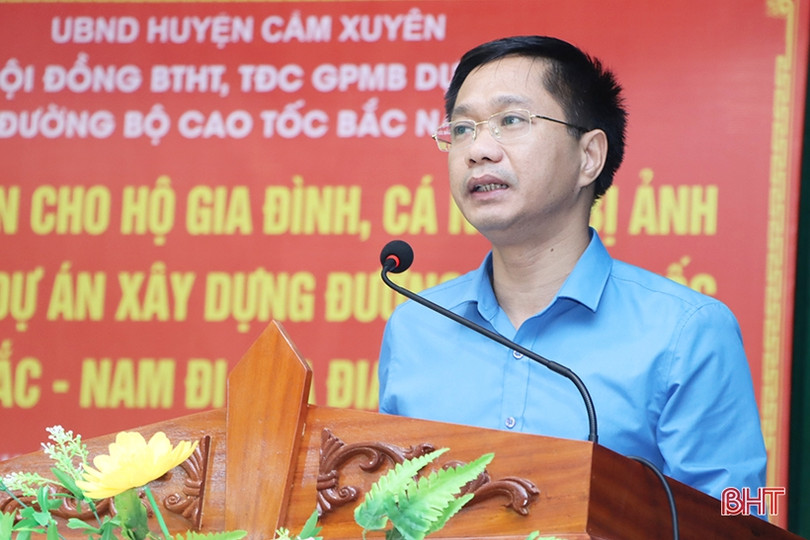 Những hộ dân đầu tiên ở Cẩm Xuyên nhận tiền đền bù dự án cao tốc Bắc - Nam