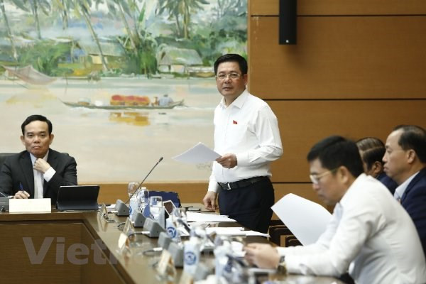 Bộ trưởng lý giải việc ‘xăng dầu không thiếu song bán ra lại khó khăn Bộ trưởng lý giải việc “xăng dầu không thiếu song bán ra lại khó khăn”