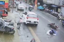 Ô tô tông hàng loạt xe máy ở Sapa, 1 cháu bé tử vong