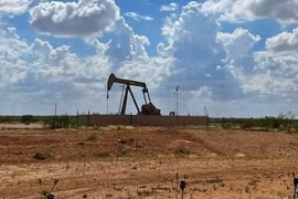 Giá dầu giảm mạnh, vàng bật tăng sau tin eo biển Hormuz mở lại