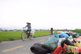 Hàng trăm tấn rác tồn đọng, nhiều xã loay hoay tìm hướng xử lý