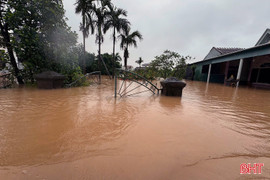 Nước dâng nhanh, nhiều khu dân cư hạ du hồ Kẻ Gỗ ngập sâu