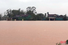 Nước dâng nhanh, nhiều khu dân cư hạ du hồ Kẻ Gỗ ngập sâu