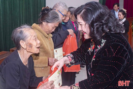 Thứ trưởng Bộ Nội vụ trao 80 suất quà Tết cho gia đình chính sách, trẻ khó khăn