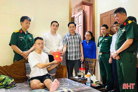 Thăm hỏi trung uý quân sự có hoàn cảnh éo le