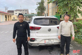 “Đập đá” trong ô tô lúc rạng sáng, hai thanh niên bị bắt giam