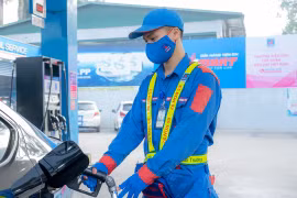 Giá xăng giảm, dầu tăng