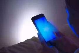 Bạn đã nhầm khi cầm điện thoại lướt TikTok mỗi đêm