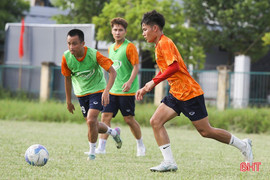 Huấn luyện viên Nguyễn Công Mạnh trao đổi với các cầu thủ trẻ