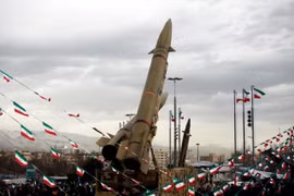 Iran tấn công cơ sở Mỹ, cảnh báo mở rộng chiến sự