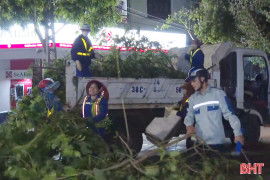 Xuyên đêm dọn dẹp phố phường Hà Tĩnh sau bão số 5