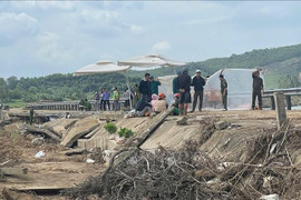 Sập bờ kè khiến 4 người đang trú mưa tử vong