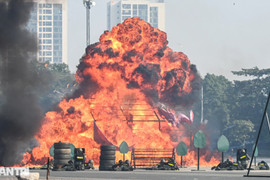 Cảnh sát phô diễn sức mạnh nghiệp vụ trong lễ xuất quân bảo vệ Đại hội Đảng