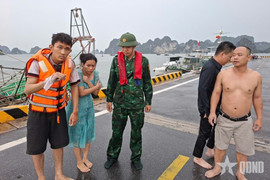 Lật tàu du lịch trên vịnh Hạ Long