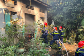 Ném bom xăng đốt nhà ông bà ngoại vì bị ngăn cản chơi game