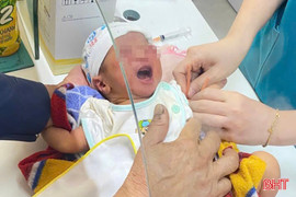 Bé gái sơ sinh bị bỏ rơi ở cánh đồng