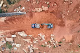 Khẩn trương xử lý sạt lở lớn trên tuyến đường ven biển Hà Tĩnh