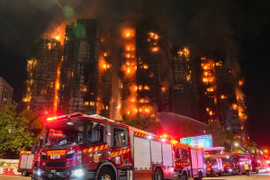 Biển lửa nuốt chửng cụm chung cư Hong Kong