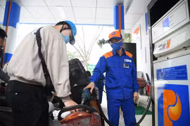 Giá xăng giảm vào ngày mai?