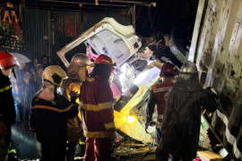 Hiện trường tàu SE3 tông nát xe tải