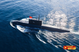 Xem tàu ngầm Kilo 636, tàu hộ vệ tên lửa diễu binh trên biển