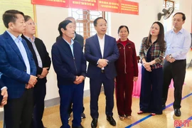 Đồng chí Nguyễn Duy Lâm kiểm tra công tác bầu cử tại khu vực bỏ phiếu số 31 (xã Mai Phụ).