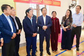 Đồng chí Nguyễn Duy Lâm kiểm tra công tác bầu cử tại khu vực bỏ phiếu số 31 (xã Mai Phụ).