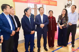 Đồng chí Nguyễn Duy Lâm kiểm tra công tác bầu cử tại khu vực bỏ phiếu số 31 (xã Mai Phụ).