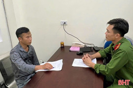 Trộm xe máy của người dân gửi xe chạy lụt