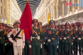 Bộ đội Việt Nam hát "Như có Bác Hồ trong ngày vui đại thắng" tại Quảng trường Đỏ