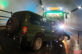 Xe khách giường nằm va chạm ô tô 7 chỗ trong hầm Đèo Ngang, 2 người tử vong