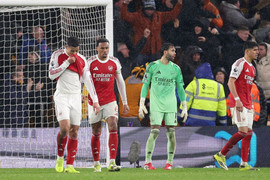 Arsenal dâng ngôi vương Ngoại hạng Anh cho Man City?