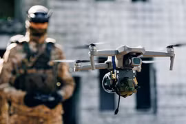 Xung đột Iran thúc đẩy Mỹ chuyển hướng sang UAV giá rẻ và bom phá boongke