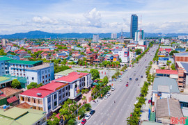 Bộ Chính trị: Khẩn trương hoàn thành bố trí cán bộ cấp tỉnh, xã