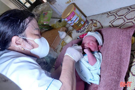 Bé trai sơ sinh bị bỏ rơi gần hội quán ở Hương Khê