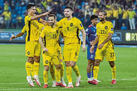 Malaysia mất cả đội tuyển vì tham vọng đi tắt