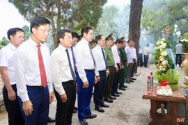 Lãnh đạo Hà Tĩnh dâng hương tưởng niệm Chủ tịch Hồ Chí Minh và các địa chỉ đỏ