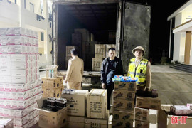 Phát hiện xe tải chở mỹ phẩm không rõ nguồn gốc trên quốc lộ 8A